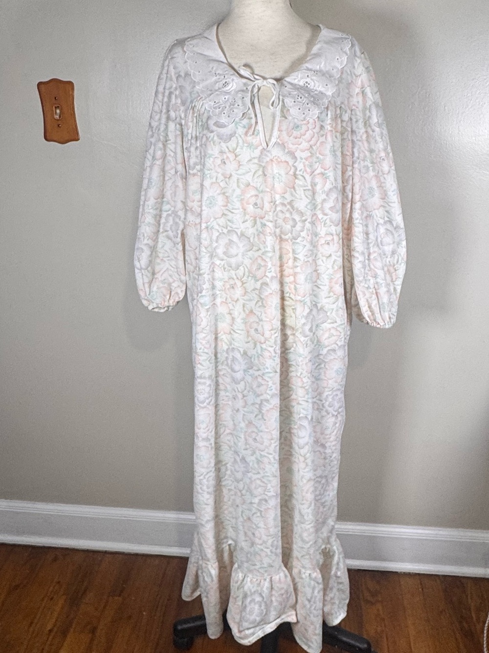 90s Pastel Feminine Floral Cottagecore Eyelet Trim Vintage Fleece Nightgown Sz M